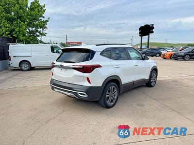 Czwarte zdjęcie samochodu z boku: 2021 KIA SELTOS S VIN:KNDEU2AA8M7105850 - miniatura
