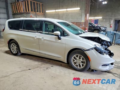 Czwarte zdjęcie samochodu z boku: 2017 CHRYSLER PACIFICA LX VIN:2C4RC1CG1HR665570 - miniatura