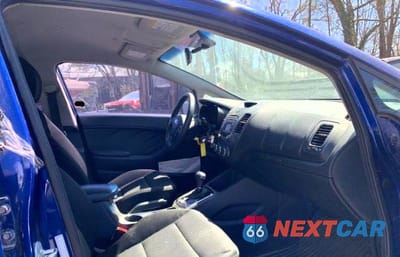 Piąte zdjęcie samochodu w środku: 2017 KIA FORTE LX VIN:3KPFK4A78HE045956 - miniatura