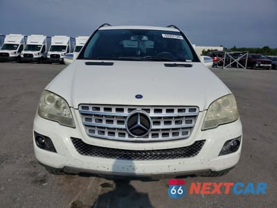 Piąte zdjęcie samochodu w środku: 2010 MERCEDES-BENZ ML 350 4MATIC VIN:4JGBB8GBXAA622489 - miniatura