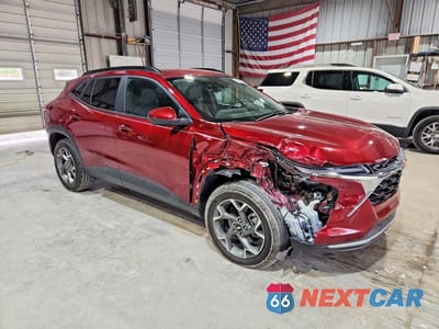 Czwarte zdjęcie samochodu z boku: 2025 CHEVROLET TRAX 1LT VIN:KL77LHEP6SC236435 - miniatura