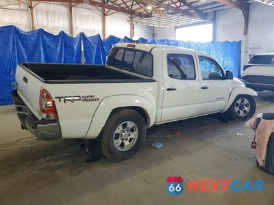 Trzecie zdjęcie samochodu z tyłu: 2015 TOYOTA TACOMA V6 VIN:5TFLU4EN9FX143283 - miniatura