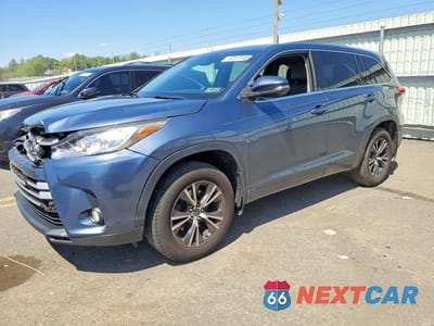 2017 TOYOTA HIGHLANDER LE PLUS 5TDBZRFH2HS427947 - główne zdjęcie licytacji z USA - miniatura