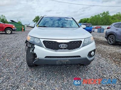 Piąte zdjęcie samochodu w środku: 2013 KIA SORENTO LX VIN:5XYKTCA63DG400607 - miniatura