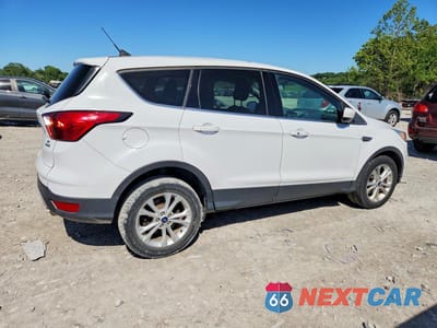 Trzecie zdjęcie samochodu z tyłu: 2019 FORD ESCAPE SE VIN:1FMCU0GD1KUC35606 - miniatura