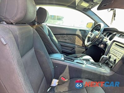 Piąte zdjęcie samochodu w środku: 2014 FORD MUSTANG VIN:1ZVBP8AM0E5325260 - miniatura
