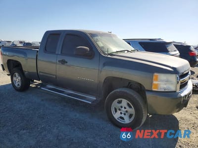 Czwarte zdjęcie samochodu z boku: 2011 CHEVROLET SILVERADO K1500 LS VIN:1GCRKREA0BZ330419 - miniatura