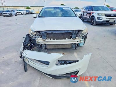 Piąte zdjęcie samochodu w środku: 2015 VOLVO S60 PREMIER VIN:YV140MFK0F2355470 - miniatura