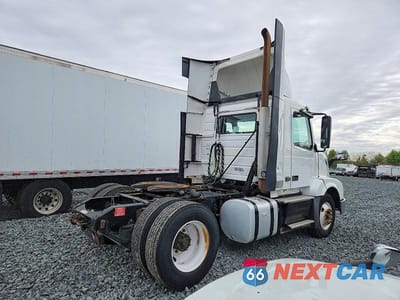 Czwarte zdjęcie samochodu z boku: 2016 VOLVO VNL SEMI TRUCK VIN:4V4N39TG9GN965578 - miniatura