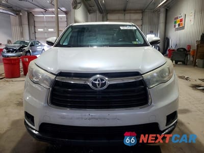 Piąte zdjęcie samochodu w środku: 2016 TOYOTA HIGHLANDER LE VIN:5TDBKRFH6GS321150 - miniatura