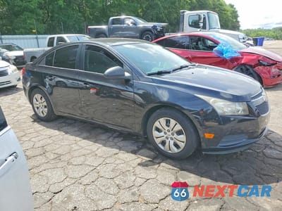 Czwarte zdjęcie samochodu z boku: 2013 CHEVROLET CRUZE LS VIN:1G1PA5SH4D7325283 - miniatura