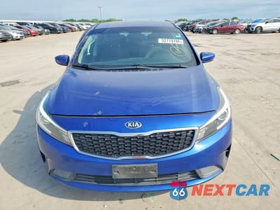Piąte zdjęcie samochodu w środku: 2018 KIA FORTE LX VIN:3KPFL4A79JE170418 - miniatura