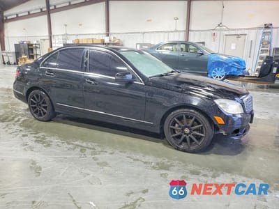 Czwarte zdjęcie samochodu z boku: 2011 MERCEDES-BENZ C 300 4MATIC VIN:WDDGF8BB8BR136326 - miniatura