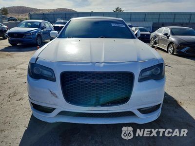 Piąte zdjęcie samochodu w środku: 2018 CHRYSLER 300 VIN:2C3CCABGXJH127327 - miniatura
