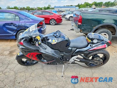 Trzecie zdjęcie samochodu z tyłu: 2011 SUZUKI GSX1300 R VIN:JS1GX72A4B2100760 - miniatura