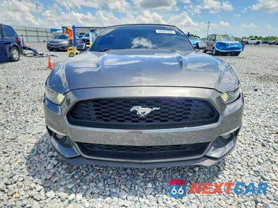 Piąte zdjęcie samochodu w środku: 2017 FORD MUSTANG VIN:1FATP8UH5H5356925 - miniatura