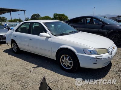 Czwarte zdjęcie samochodu z boku: 1999 TOYOTA CAMRY LE VIN:JT2BG22K8X0285550 - miniatura