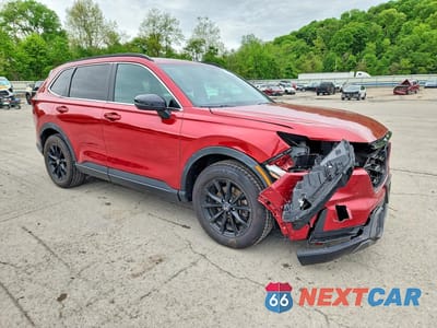 Czwarte zdjęcie samochodu z boku: 2023 HONDA CR-V SPORT VIN:7FARS6H56PE025537 - miniatura