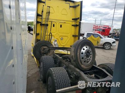 Trzecie zdjęcie samochodu z tyłu: 2019 FREIGHTLINER CASCADIA 1 - SEMI TRUCK VIN:1FUJHHDR8KLKL9455 - miniatura