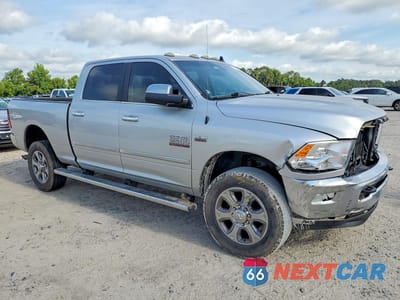 Czwarte zdjęcie samochodu z boku: 2018 RAM 2500 SLT VIN:3C6UR5DJ9JG160504 - miniatura