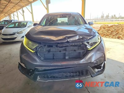 Piąte zdjęcie samochodu w środku: 2017 HONDA CR-V LX VIN:7FARW5H39HE005166 - miniatura