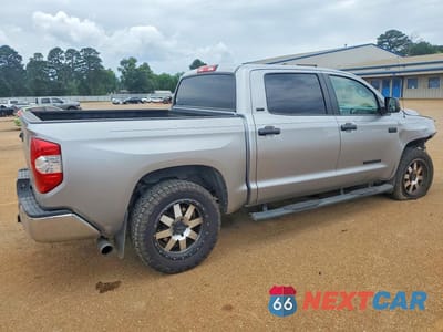 Trzecie zdjęcie samochodu z tyłu: 2017 TOYOTA TUNDRA CREWMAX SR5 VIN:5TFEW5F10HX218945 - miniatura