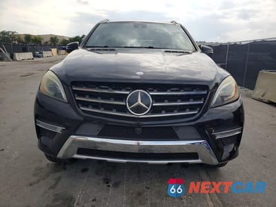 Piąte zdjęcie samochodu w środku: 2015 MERCEDES-BENZ ML 400 4MATIC VIN:4JGDA5GB1FA482687 - miniatura