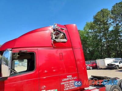 Zdjęcie 9 z 10 samochodu: 2015 VOLVO VNL SEMI TRUCK VIN:4V4NC9EJ2FN190418 - miniatura