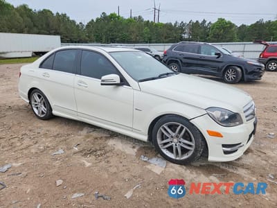 Czwarte zdjęcie samochodu z boku: 2012 MERCEDES-BENZ C 250 VIN:WDDGF4HB6CA703164 - miniatura