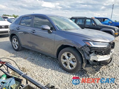 Czwarte zdjęcie samochodu z boku: 2023 HONDA HR-V LX VIN:3CZRZ1H36PM706795 - miniatura
