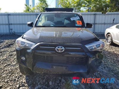 Piąte zdjęcie samochodu w środku: 2024 TOYOTA 4RUNNER SR5 VIN:JTEMU5JRXR6300389 - miniatura