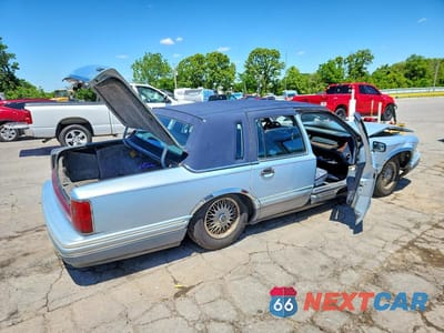 Trzecie zdjęcie samochodu z tyłu: 1992 LINCOLN TOWN CAR CARTIER VIN:1LNLM83W3NY727315 - miniatura