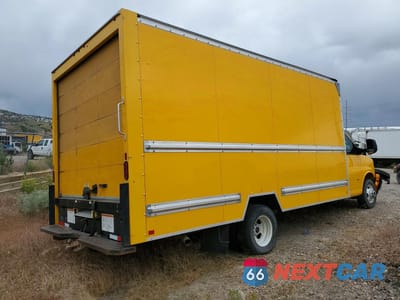 Trzecie zdjęcie samochodu z tyłu: 2021 GMC SAVANA CUTAWAY G3500 BOX TRUCK VIN:7GZ37TC78MN006627 - miniatura