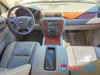 Zdjęcie 8 z 14 samochodu: 2011 CHEVROLET SUBURBAN C1500 LTZ VIN:1GNSCKE05BR376977 - miniatura