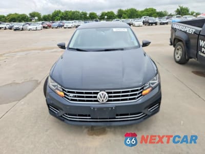 Piąte zdjęcie samochodu w środku: 2017 VOLKSWAGEN PASSAT R-LINE VIN:1VWDT7A32HC052456 - miniatura