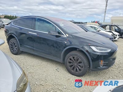 Czwarte zdjęcie samochodu z boku: 2018 TESLA MODEL X VIN:5YJXCDE27JF138418 - miniatura