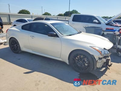 Czwarte zdjęcie samochodu z boku: 2015 INFINITI Q60 COUPE SPORT LIMITED VIN:JN1CV6EK3FM870020 - miniatura