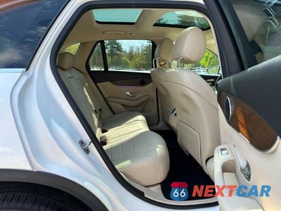 Piąte zdjęcie samochodu w środku: 2022 MERCEDES-BENZ GLC 300 4MATIC VIN:W1N0G8EB7NV348059 - miniatura