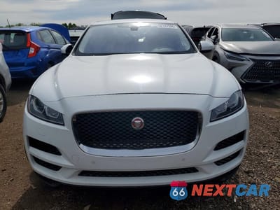 Piąte zdjęcie samochodu w środku: 2019 JAGUAR F-PACE PRESTIGE VIN:SADCK2GX8KA609232 - miniatura