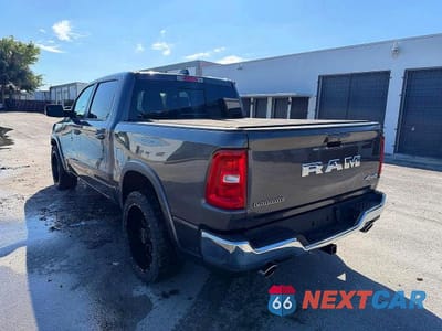 Trzecie zdjęcie samochodu z tyłu: 2026 RAM 1500 LARAMIE VIN:1C6SRFJP0TN250043 - miniatura