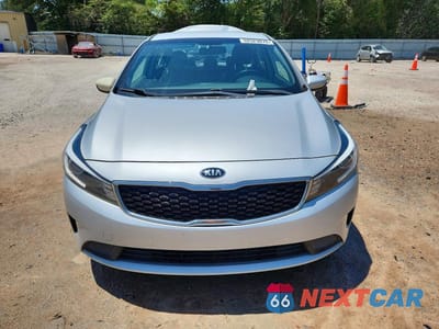 Piąte zdjęcie samochodu w środku: 2018 KIA FORTE LX VIN:3KPFL4A7XJE195649 - miniatura