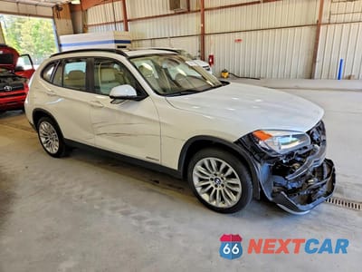 Czwarte zdjęcie samochodu z boku: 2015 BMW X1 SDRIVE28I VIN:WBAVM1C54FVW57108 - miniatura