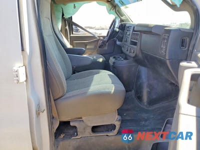 Piąte zdjęcie samochodu w środku: 2020 CHEVROLET EXPRESS G3500 LS 6.0L V8 PASSENGER VIN:1GAZGNFG8L1251425 - miniatura