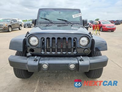 Piąte zdjęcie samochodu w środku: 2017 JEEP WRANGLER UNLIMITED SAHARA VIN:1C4BJWEG3HL696314 - miniatura