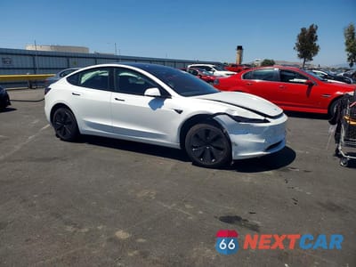 Czwarte zdjęcie samochodu z boku: 2025 TESLA MODEL 3 VIN:5YJ3E1EAXSF034912 - miniatura