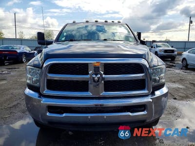Piąte zdjęcie samochodu w środku: 2018 RAM 2500 ST VIN:3C6UR5HL4JG134145 - miniatura