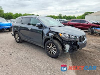 Czwarte zdjęcie samochodu z boku: 2019 KIA SORENTO LX VIN:5XYPG4A3XKG604369 - miniatura