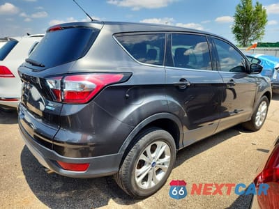 Trzecie zdjęcie samochodu z tyłu: 2017 FORD ESCAPE SE VIN:1FMCU9GD3HUE92358 - miniatura