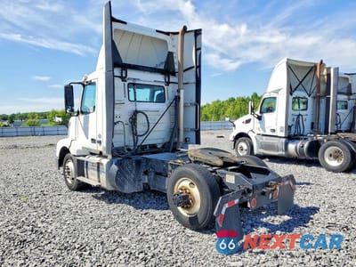 Trzecie zdjęcie samochodu z tyłu: 2017 VOLVO VNL SEMI TRUCK VIN:4V4N39TG1HN988144 - miniatura
