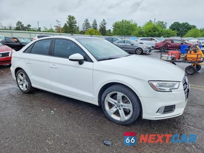 Czwarte zdjęcie samochodu z boku: 2018 AUDI A3 PREMIUM VIN:WAUAUGFF8J1045760 - miniatura